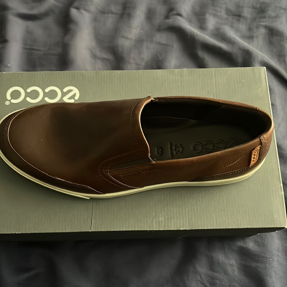 Cleaning out closet brown Ecco never worn